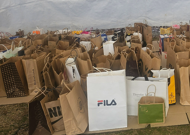 23일 오전 서울 여의도 한강공원의 ‘2025 무해런’ 현장. 참가자들을 위한 기념품이 각종 종이봉투에 담겨 있다. 김광우 기자.