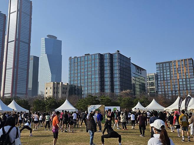 23일 오전 서울 여의도 한강공원에서 열린 ‘2025 무해런’ 참가자들이 대회 전 몸을 풀고 있다. 김광우 기자.