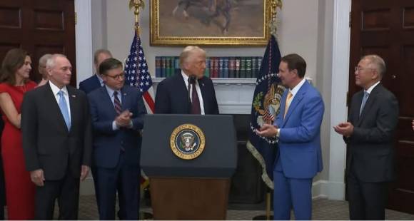 도널드 트럼프 미국 대통령이 24일(현지시간) 백악관에서 열린 현대차그룹의 대미 투자 계획 발표 행사에서 정의선(맨 오른쪽) 회장을 향해 감사를 표시하자, 마이크 존슨(왼쪽 두번째) 연방 하원 의장, 제프 랜드리(오른쪽 두번째) 루이지애나 주지사 등이 박수를 치고 있다. 백악관 유튜브 캡처