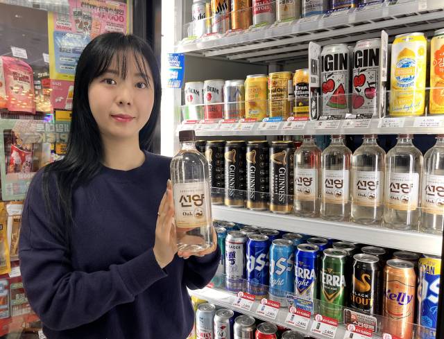 GS25가 2월 27일 선보인 ‘선양오크소주’가 출시 약 한 달 만에 누적 판매량 80만 병을 돌파했다. 사진 제공=GS리테일