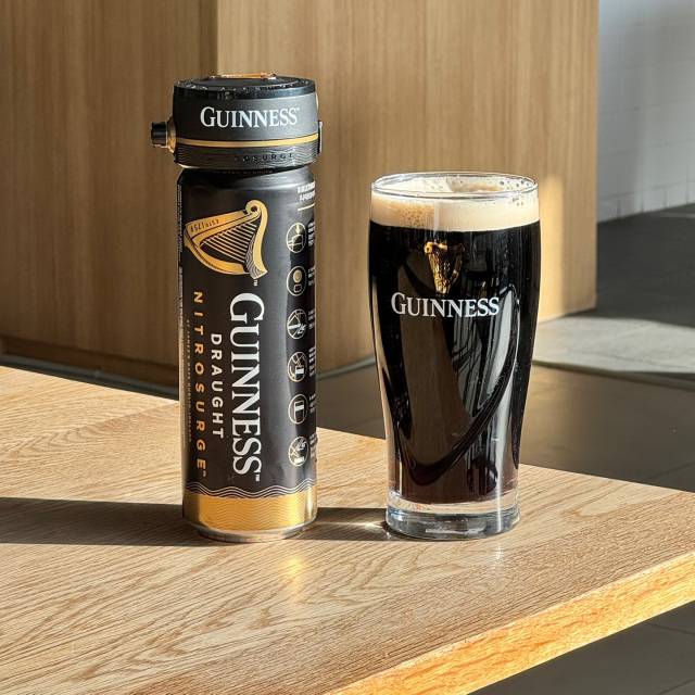 GS25가 아시아 최초로 선보이는 ‘기네스 나이트로서지(디바이스, 전용 맥주) 연출 이미지. 사진 제공=GS리테일