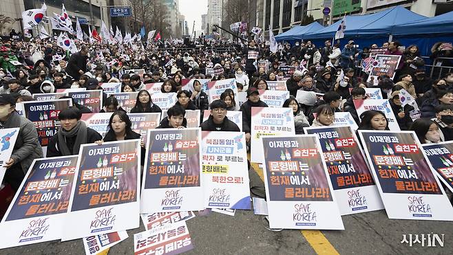 보수 성향 기독교 단체 세이브코리아가 2월15일 광주광역시 동구 금남로에서 국가비상기도회를 열고 윤석열 대통령의 탄핵에 반대하는 집회를 하고 있다. 집회 맨 앞줄에 청소년들이 앉아 있다. ⓒ시사IN 이명익