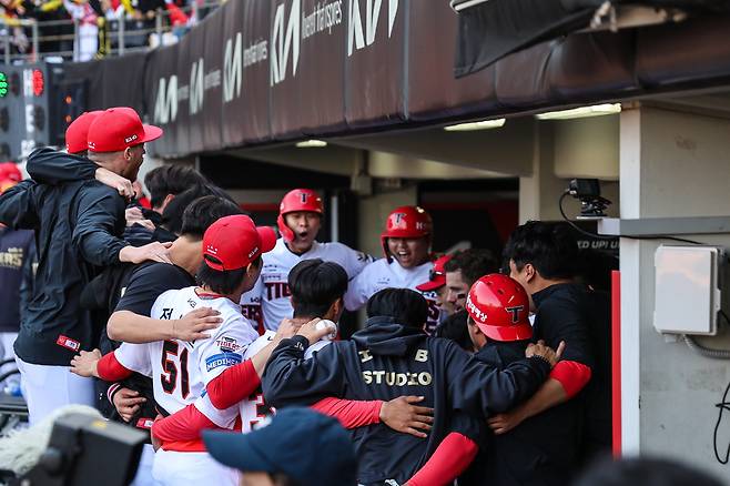 한준수가 지난 22일 광주 NC전 8회 홈런을 터트린 뒤 동료들과 세리머니하고 있다. KIA 타이거즈 제공