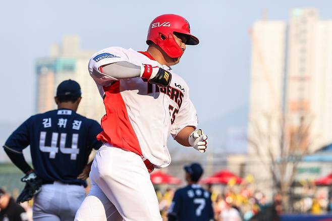 한준수가 지난 22일 광주 NC전 8회 홈런을 터트린 뒤 세리머니하고 있다. KIA 타이거즈 제공
