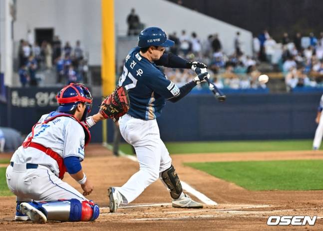 NC 박건우가 25일 대구 삼성전에서 1회초 1타점 적시타를 터트리고 있다.