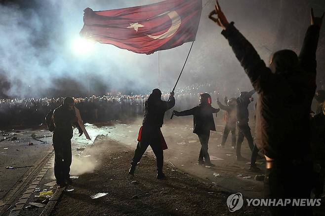 튀르키예 반정부 시위 (이스탄불 AFP=연합뉴스) 24일(현지시간) 이스탄불 시내에서 열린 반정부 시위에서 참가자가 튀르키예 국기를 흔들고 있다. 2025.03.25