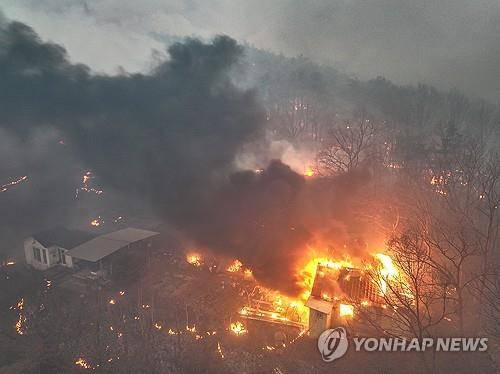 민가 삼킨 산불 (의성=연합뉴스) 윤관식 기자 = 경북 의성군 대형 산불 발생 사흘째인 24일 의성군 옥산면 전흥리에서 강풍을 타고 번진 산불이 민가를 덮치고 있다. 2025.3.24
psik@yna.co.kr