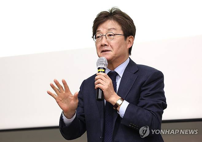 영남대서 특강하는 유승민 전 의원 (경산=연합뉴스) 윤관식 기자 = 국민의힘 유승민 전 의원이 18일 경북 경산시 영남대학교에서 '정치를 바꿔라 미래를 바꿔라'를 주제로 특강하고 있다. 2025.3.18 psik@yna.co.kr