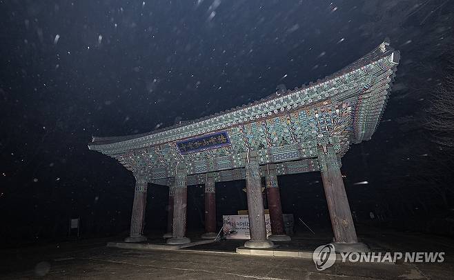 흩날리는 산불 불씨 속 고운사 산문 (의성=연합뉴스) 윤관식 기자 = 경북 의성군 산불 발생 나흘째인 25일 의성군 고운사 산문이 불에 타지 않고 남아 있다. 2025.3.25 psik@yna.co.kr