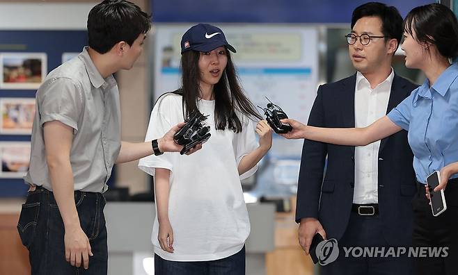 '업무상 배임' 혐의 관련 조사 마친 민희진 대표 (서울=연합뉴스) 김인철 기자 = 민희진 어도어 대표가 9일 오후 '업무상 배임' 혐의 관련 첫 소환 조사를 마친 뒤 서울 용산경찰서를 나서며 취재진 질문에 답하고 있다. 2024.7.9 yatoya@yna.co.kr