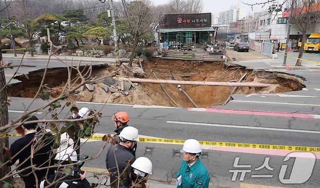 서울 강동구 대명초등학교 인근 사거리에서 싱크홀(땅 꺼짐) 사고 발생으로 교통이 통제되고 있다. 2025.3.25/뉴스1 ⓒ News1 김성진 기자
