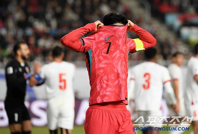 25일 수원월드컵경기장 열린 2026 FIFA 북중미 월드컵 아시아지역 3차 예선 대한민국과 요르단의 경기. 역전골 찬스를 놓친 손흥민이 아쉬워하고 있다. 수원=박재만 기자 pjm@sportschosun.com/2025.03.25/