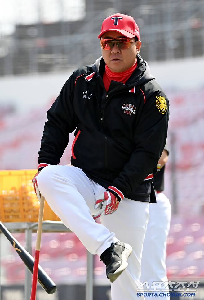 23일 광주KIA챔피언스필드에서 열린 NC와 KIA의 경기, KIA 이범호 감독이 훈련을 지켜보고 있다. 광주=허상욱 기자wook@sportschosun.com/2025.03.23/