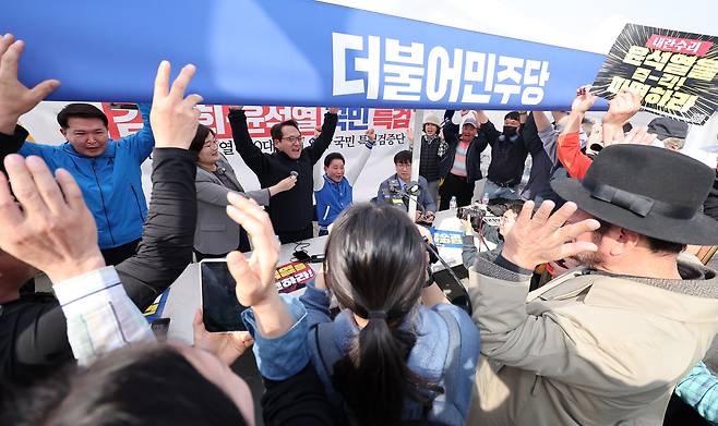 더불어민주당 의원들과 지지자들이 26일 서울 광화문 천막 당사에서 이재명 대표의 공직선거법 위반 사건 항소심 재판에서 무죄가 선고되자 두 팔을 들고 환호하고 있다. 민주당은 이 대표 사건 선고 직후 열린 의원총회에서 헌법재판소가 이번 주 안에 윤석열 대통령 탄핵 심판 선고를 내려야 한다고 했다./뉴스1