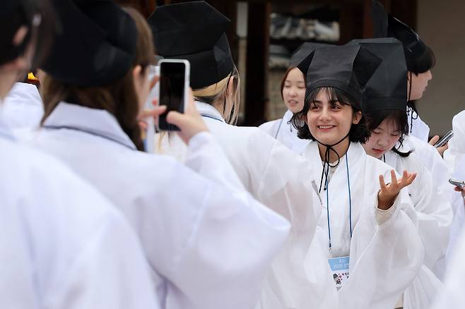 사진은 서울 종로구 성균관대학교 명륜당에서 열린 2025년 신방례 행사에서 유생 복장을 한 외국인 유학생이 미소 짓는 모습. /뉴스1