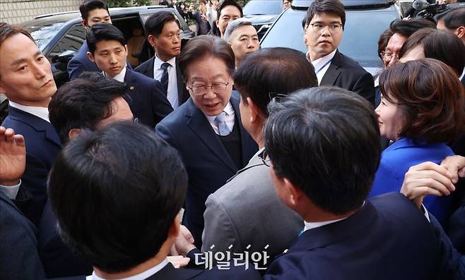 이재명 더불어민주당 대표가 26일 오후 서울 서초구 서울고등법원에서 열린 '공직선거법' 위반 혐의 항소심 선고 공판에서 무죄를 선고 받은 뒤 나와 동료 의원들과 인사를 나누고 있다. ⓒ사진공동취재단