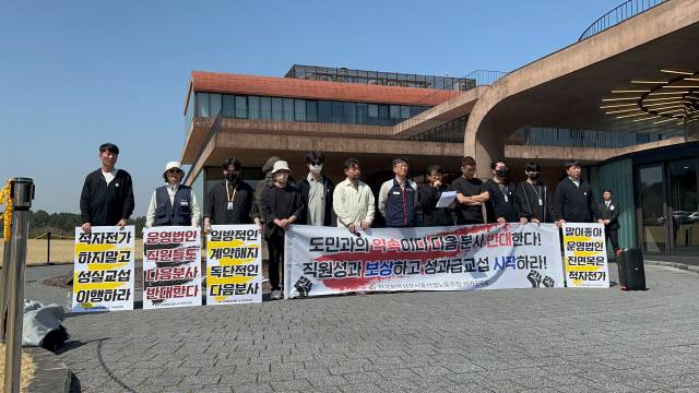 카카오 통합 노조의 서승욱 지회장이 26일 제주 스페이스닷원 앞에서 다음 분사·매각에 반대하며 발언하고 있다. 크루유니언 제공