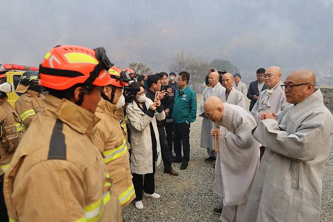 대한불교조계종 총무원장 진우 스님이 26일 산불 피해를 본 경북 의성군 고운사를 방문해 화재 진압에 나선 경북소방대원들을 위로하고 감사 인사를 전하고 있다. 연합뉴스