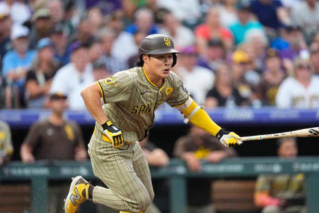 김하성이 샌디에이고 소속이던 지난해 8월 18일(한국시간) 미국 콜로라도주 덴버의 쿠어스 필드에서 열린 2024 MLB 콜로라도전에서 2회초 2루타를 치고 있다. 덴버=AP 뉴시스