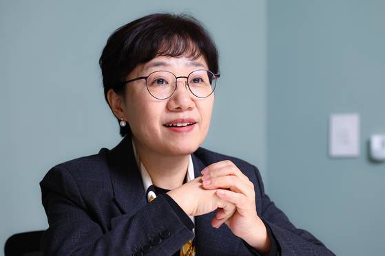 인구 1만명에 1명꼴로 드문 소아 조현병 아들 나무와 18년 동행한 기록을 공개한 윤서 작가를 지난 10일 만났다. 죽을 만큼 고통스러운 시간도 있었지만 이젠 웃을 수 있다고 했다. 김종호 기자