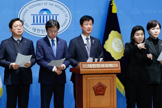 박균택 더불어민주당 사법정의실현 및 검찰독재대책위원회(사검독위) 위원이 25일 서울 여의도 국회 소통관에서 이재명 대표 공직선거법 항소심에 대한 공정한 판결을 촉구하며 기자회견을 하고 있다. 뉴스1