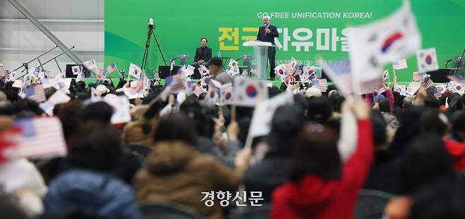 전광훈 사랑제일교회 목사가 지난 17일 경기 수원시에서 열린 전국총연합 자유마을대회에서 발언하고 있다. 정효진 기자