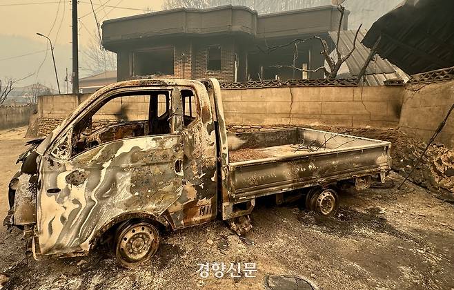 26일 경북 청송군 파천면 송강2리의 한 마을에 불에 탄 집과 트럭이 방치돼 있다. 백경열 기자
