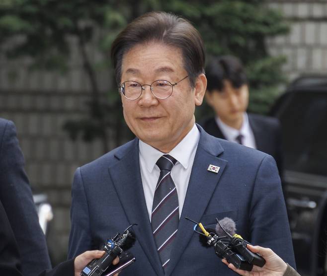 더불어민주당 이재명 대표가 25일 서울 서초구 서울중앙지법에서 열린 '대장동·위례·백현동·성남FC 사건' 1심 공판에 출석하다 취재진 질문을 받고 있다. 이 대표는 26일 향후 정치적 명운을 가를 공직선거법 위반 사건의 항소심 판결을 앞두고 있다. 연합뉴스