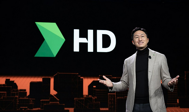 정기선 HD현대 부회장이 10일(현지시간) 미국 라스베이거스 베네시안 호텔에서 열린 세계 최대 가전·IT 전시회 'CES 2024' 기조연설을 하고 있다. HD현대 제공