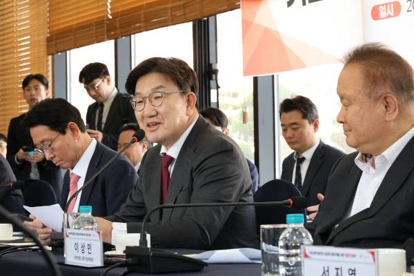 26일 오후 국민의힘 권성동 원내대표와 지도부 의원들이 대전 유성구 한국표준과학연구원에서 기초과학 발전에 대한 현장 간담회를 열고 있다. 연합뉴스