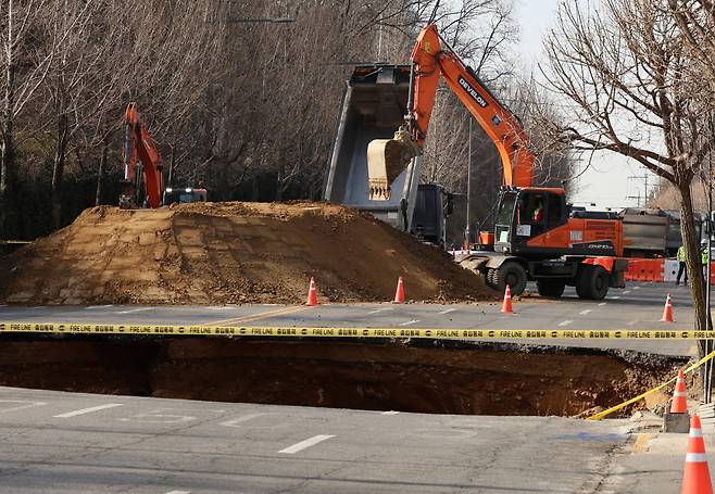서울 강동구에서 발생한 싱크홀에 매몰됐던 33세 남성이 사고 17시간 만에 숨진 채 발견된 가운데 사고 발생 20여 분 전까지만 해도 배달을 하고 있었던 것으로 확인돼 안타까움을 더하고 있다./사진=뉴시스