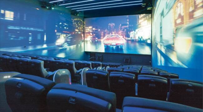 극장 체인들은 영화관을 클라이밍짐으로 용도 변경하거나 유명 가수의 공연 실황 상영, 특수 상영관 보강 등 자구책을 통해 불황을 타개하려 노력하고 있다.(위 부터)