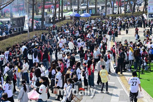 22일 서울 잠실야구장에서 열린 '2025 신한 SOL BANK KBO리그' 롯데 자이언츠와 LG 트윈스 개막전 경기. 야구팬이 경기장으로 입장하고 있다./마이데일리