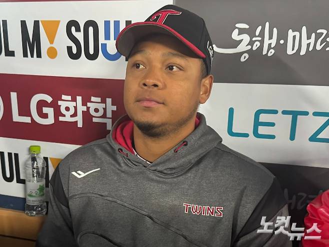 인터뷰하는 LG 에르난데스. 이우섭 기자