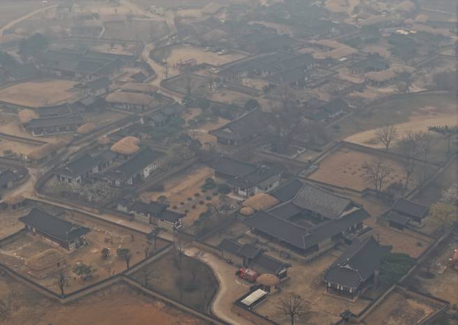 26일 경북 안동시 하회마을이 회색 연기와 연무로 가득하다. 산불은 하회마을에서 직선거리로 7km 떨어진 의성군 안사면에서 발생했는데 바람이 하회마을 방향으로 불면서 연기가 밀려온 것으로 알려졌다. 연합뉴스