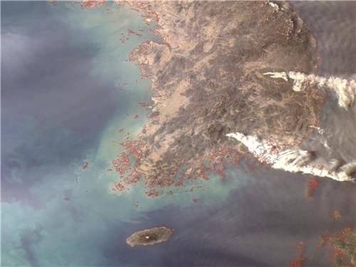 천리안 해양관측위성이 22일 오후 5시 15분 촬영한 산불 연기. 연합뉴스