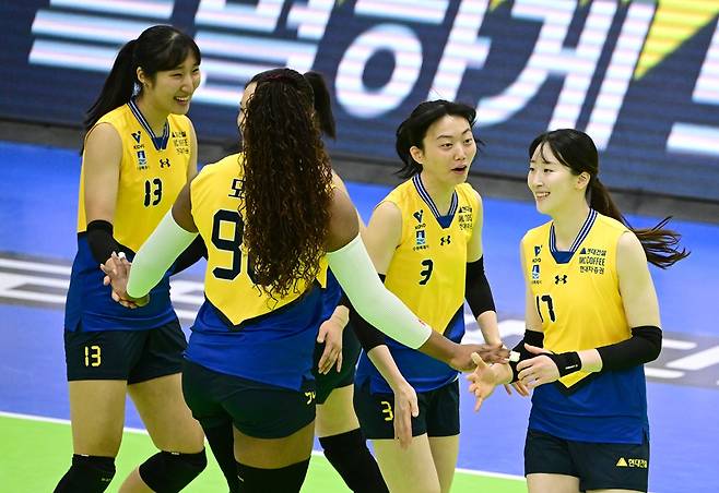 여자프로배구 현대건설 선수들이 25일 수원체육관에서 열린 V리그 여자부 플레이오프 1차전 정관장전에서 세리머니하고 있다. KOVO