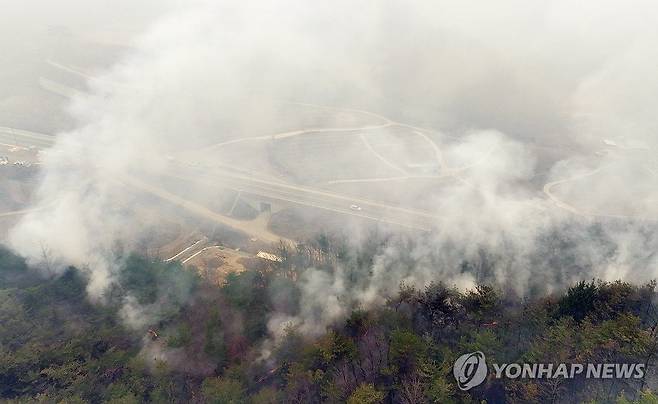 '방심할 수 없다' 계속되는 산불 (안동=연합뉴스) 김도훈 기자 = 26일 경북 안동시 임동면 갈전리 야산이 불에 타며 연기가 피어 오르고 있다. 2025.3.26 superdoo82@yna.co.kr