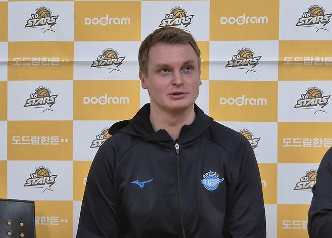 대한항공 토미 틸리카이넨 감독 (의정부=연합뉴스) 김경윤 기자 = 대한항공의 토미 틸리카이넨 감독이 26일 경기도 의정부 경민대 체육관에서 열린 프로배구 남자부 V리그 플레이오프 1차전 KB 손해보험과 홈 경기를 앞두고 인터뷰하고 있다. 2025.3.26. cycle@yna.co.kr