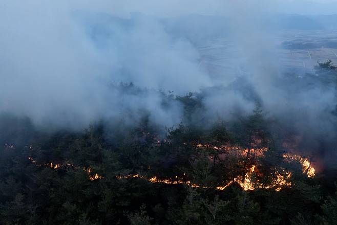 26일 경북 청송군 청송읍에서 야산으로 산불이 번지고 있다. (사진= 연합뉴스)