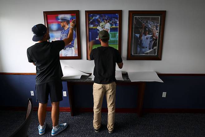 (구장 내 복도에 전시되어 있던 뉴욕 양키스 선수들의 사진 액자를 탬파베이 선수들로 교체하고 있다)