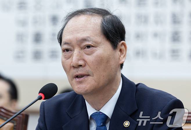 이완규 법제처 처장이 20일 오전 서울 여의도 국회에서 열린 제421회 국회(임시회) 법제사법위원회(법사위) 제2차 전체회의에서 서울서부지방법원 소요사태 관련 의원 질의에 답변하고 있다. 2025.1.20/뉴스1 ⓒ News1 이재명 기자