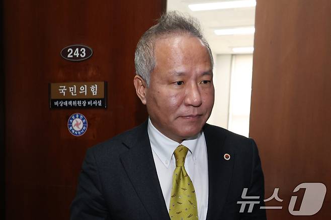 황규석 대한의사협회 부회장이 10일 오전 서울 여의도 국회에서 권영세 국민의힘 비상대책위원장과 비공개 면담을 마친뒤 나서고 있다. 2025.3.10/뉴스1 ⓒ News1 이광호 기자