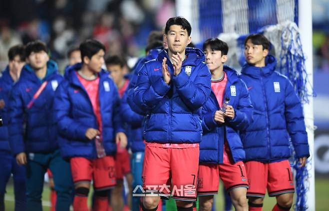 손흥민이 25일 수원월드컵경기장에서 열린 2026 FIFA 북중미 월드컵 3차 예선 요르단과 경기 후 팬들에 인사를 하고 있다. 수원 | 최승섭기자 thunder@sportsseoul.com