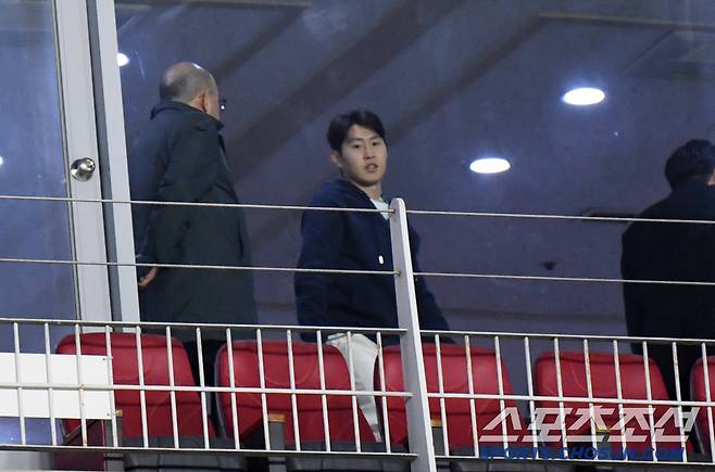 25일 수원월드컵경기장 열린 2026 FIFA 북중미 월드컵 아시아지역 3차 예선 대한민국과 요르단의 경기. 부상으로 빠진 이강인이 관중석에서 경기를 지켜보고 있다. 수원=박재만 기자 pjm@sportschosun.com/2025.03.25/