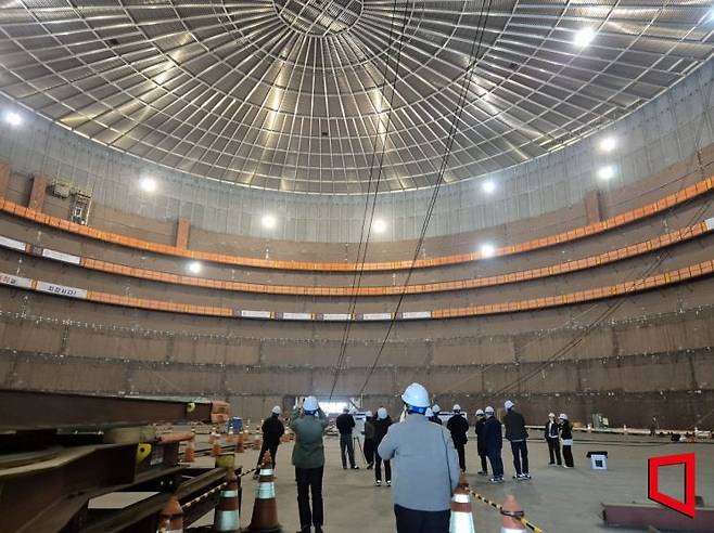 지난 25일 방문한 울산 남구 '코리아에너지터미널' 내 액화천연가스(LNG) 보관 탱크 3번을 짓고 있는 모습. SK가스와 한국석유공사가 합작해 건설한 코리아에너지터미널은 현재까지 탱크 2기를 보유하고 있고, 향후 코리아에너지터미널 배후 SK가스 부지 포함 6기까지 짓는 것을 목표로 한다. 2025.03.25. 오지은 기자