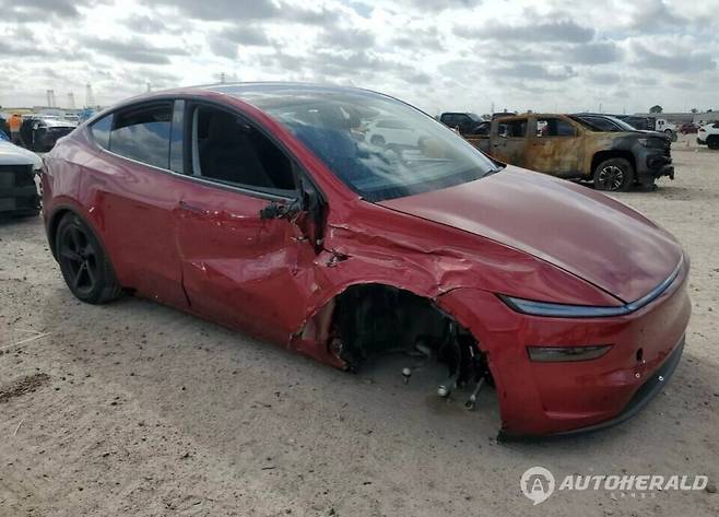 테슬라 신형 모델 Y 첫 사고 사례로 짐작되는 차량이 폐차장에서 발견됐다(카스쿱스)