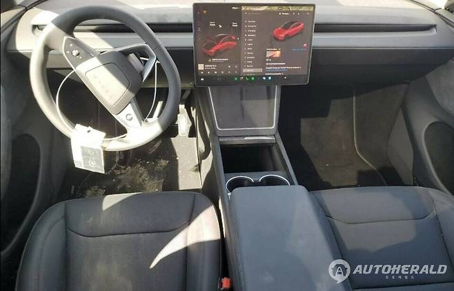 테슬라 신형 모델 Y 첫 사고 사례로 짐작되는 차량이 폐차장에서 발견됐다(카스쿱스)