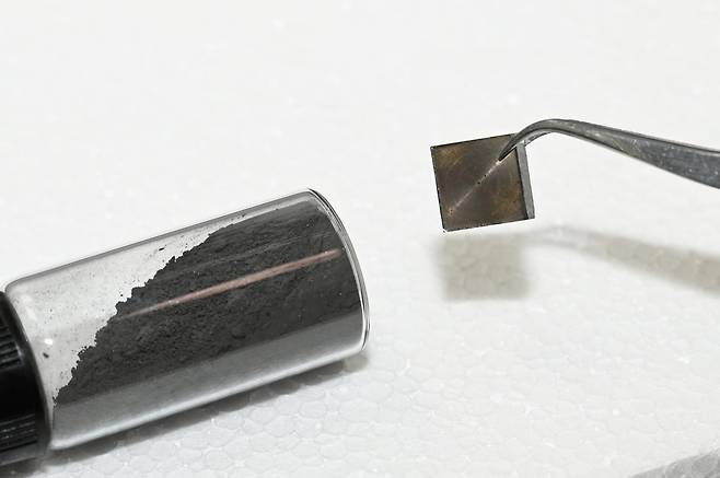 연구팀이 개발한 Mn-Bi 분말과 Mn-Bi 기반의 비희토류 영구자석.