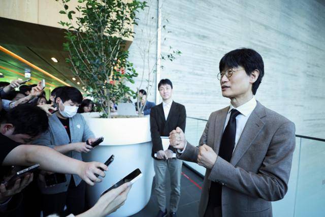 이해진 네이버 창업자가 26일 경기 성남시 네이버 그린팩토리에서 열린 제26기 주주총회를 마치고 취재진 질문에 답하고 있다. 뉴스1